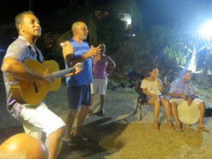 Soiree animée avec des chants par un groupe de l'ile Maurice